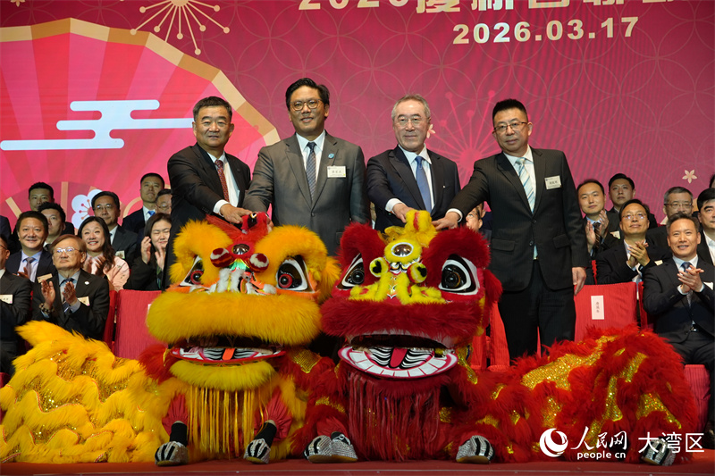 主礼嘉宾现场为醒狮簪花挂红、执笔点睛情色小说。人民网严小晶 摄