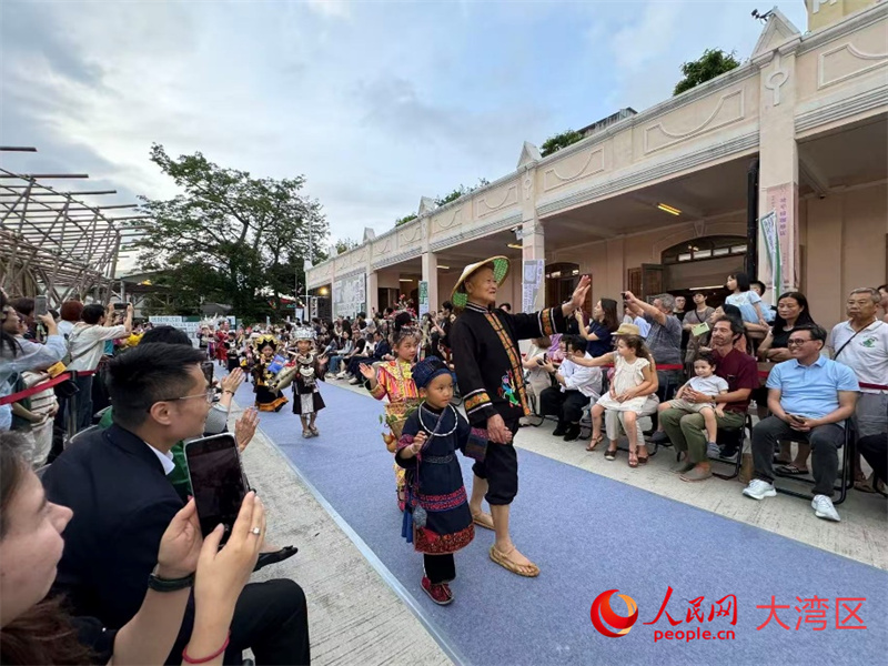 丰富多彩的社区活动吸引众多游客和居民。人民网记者 富子梅摄