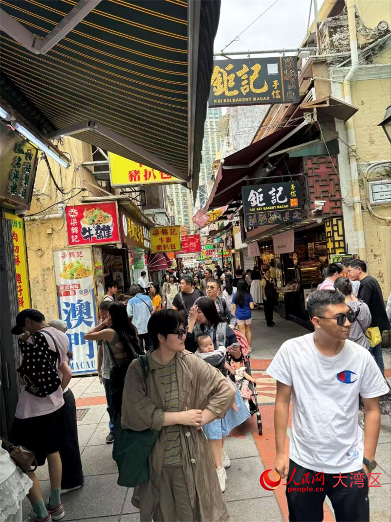 节日期间的澳门氹仔官也街。人民网记者 富子梅摄