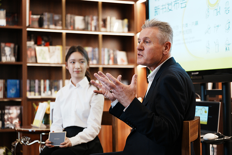 柏思安(右)现场分享 出版社供图
